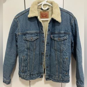 Levis Women’s trucker jacket with sherpa in great condition size medium